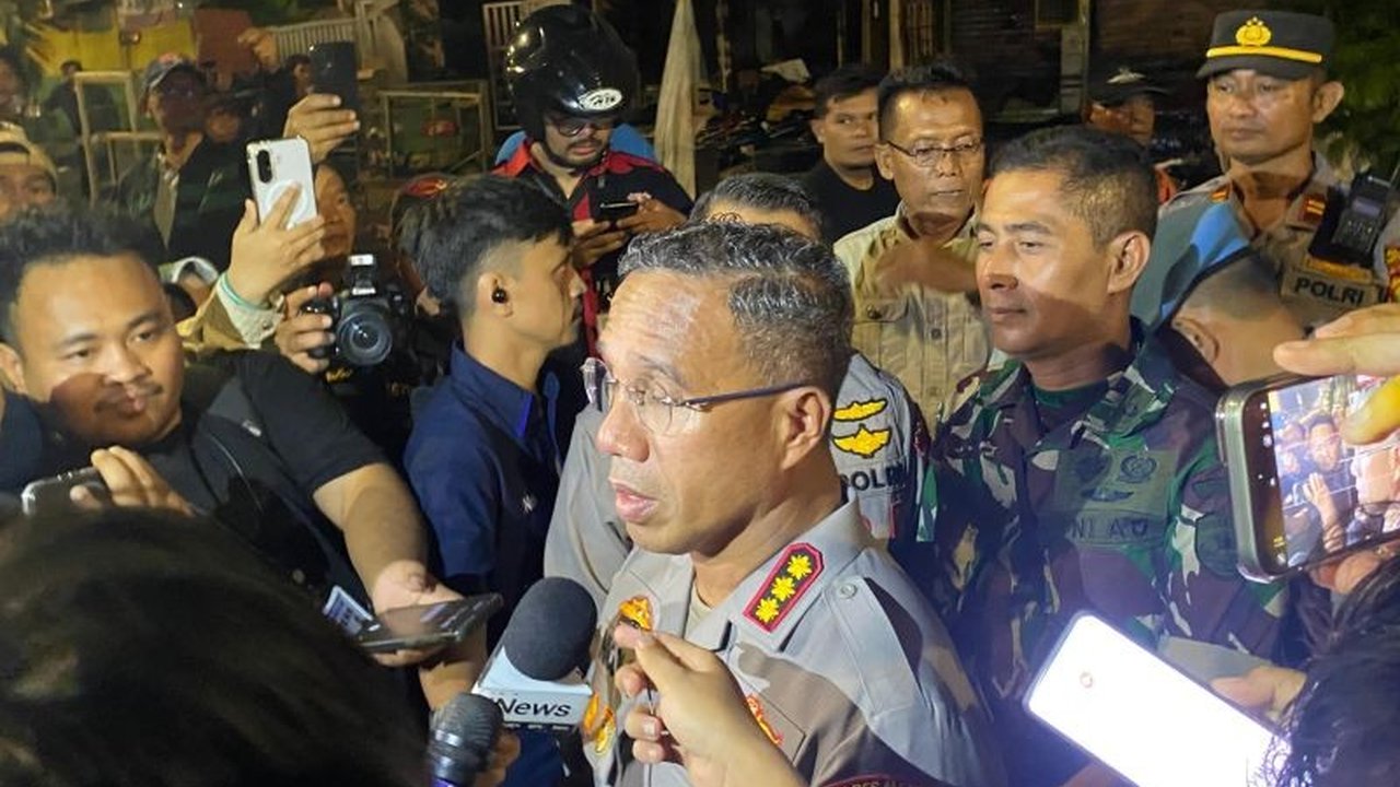 Kebakaran hebat melanda Pasar Taman Puring, Jakarta Selatan, menghanguskan ratusan kios. Kapolres Jaksel mengimbau warga menghindari area terdampak dan tidak menghalangi petugas penanganan Kebakaran Pasar Taman Puring.