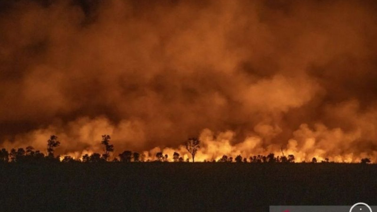 Gubernur Sumut Bobby Nasution menetapkan enam kabupaten siaga darurat Karhutla Sumut. Simak langkah-langkah konkret Pemprov Sumut dalam penanganan bencana ini!