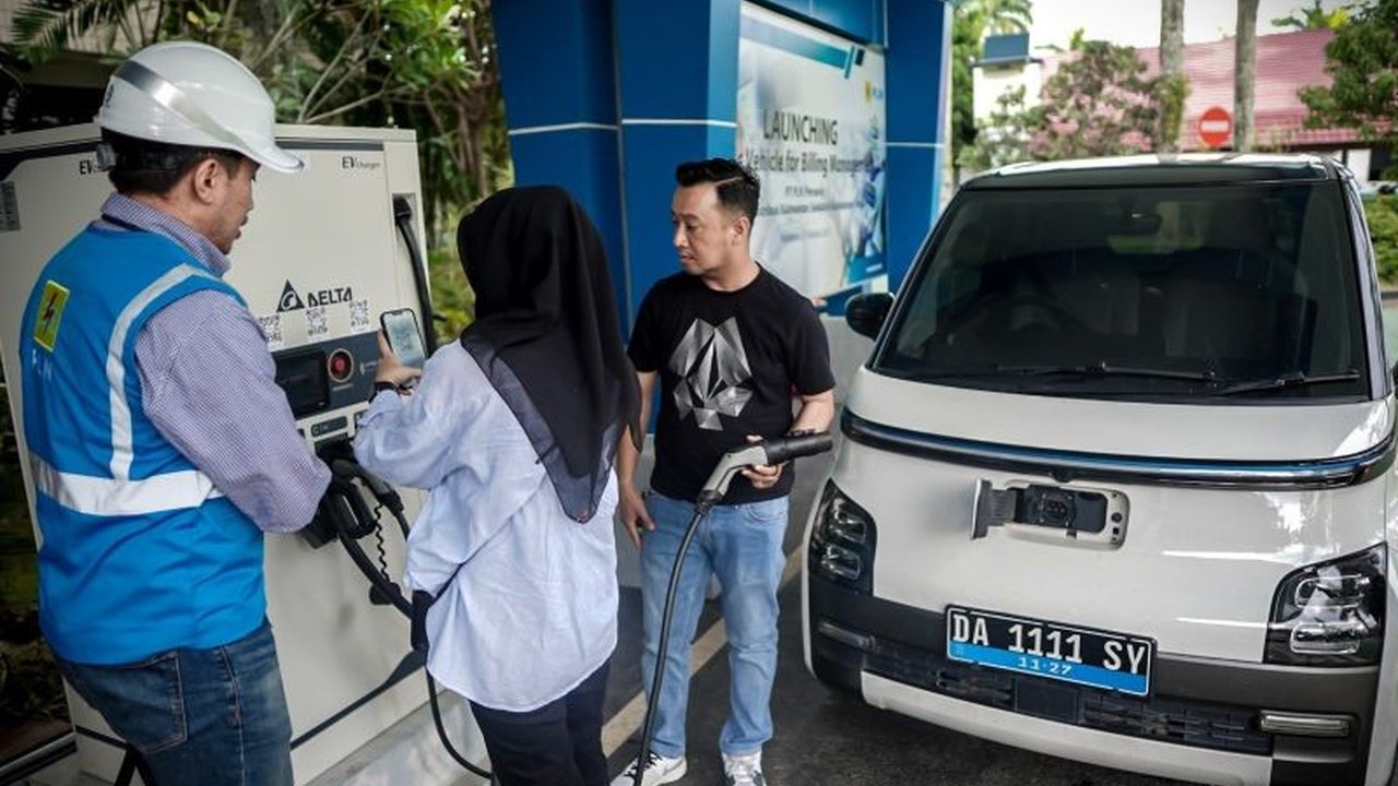 PLN UID Kalselteng terus mengoptimalkan layanan SPKLU PLN di Kalimantan Selatan dan Tengah dengan 73 titik siaga 24 jam. Bagaimana komitmen PLN ini mempercepat transisi energi dan memberikan kenyamanan bagi pengguna kendaraan listrik?