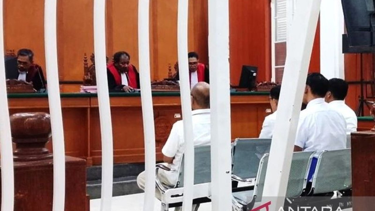 Jaksa menuntut bervariasi lima terdakwa kasus korupsi KONI Makassar, dengan eks Ketua dituntut 6 tahun penjara dan wajib bayar uang pengganti miliaran rupiah. Apa modusnya?