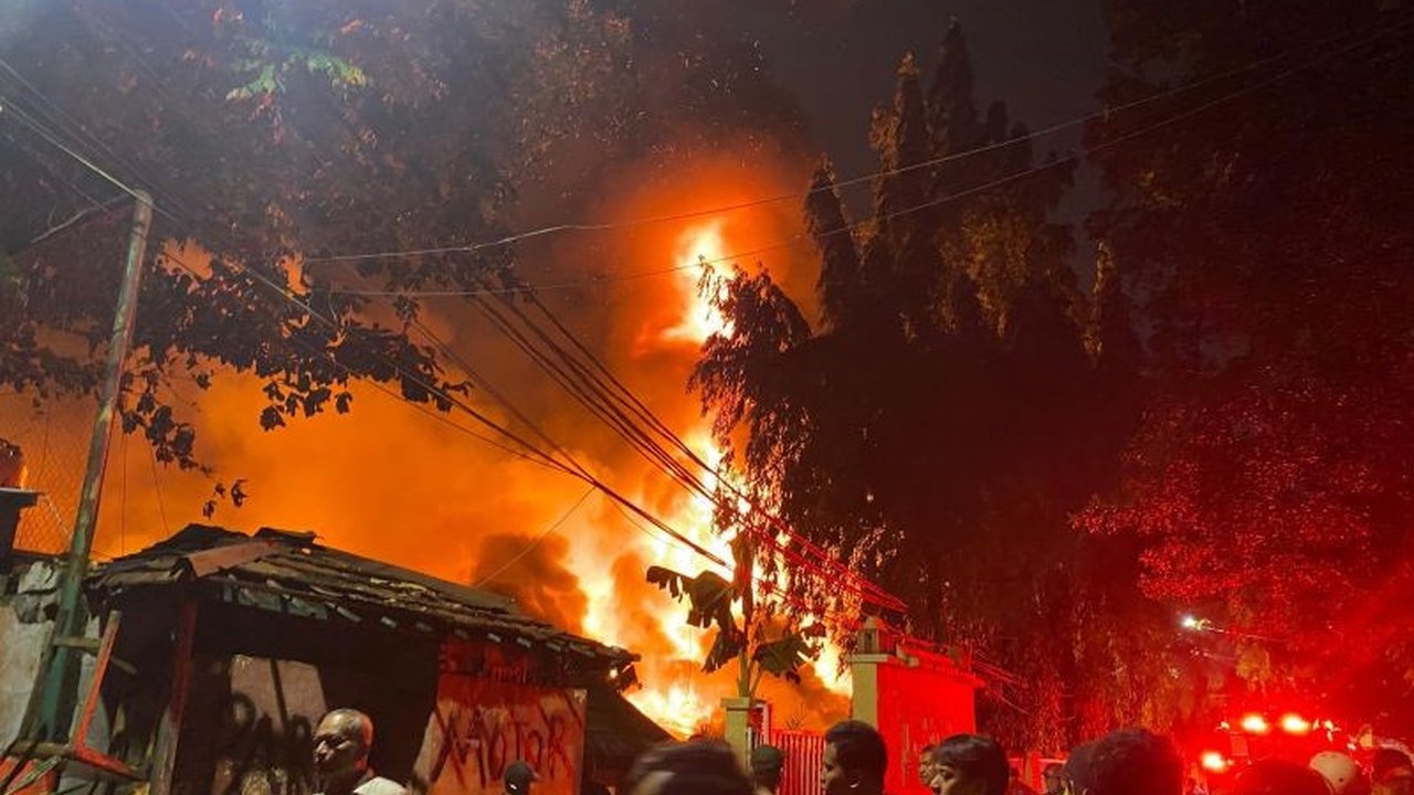 Insiden Kebakaran Pasar Taman Puring di Kebayoran Baru berhasil ditangani ratusan personel Gulkarmat Jaksel. Simak detail lengkap penanganan dan dampaknya!
