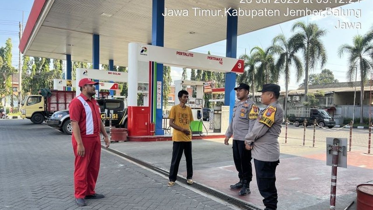 Polres Jember secara tegas akan menindak pelaku penimbunan BBM di tengah antrean panjang SPBU. Ketahui alasan di balik kelangkaan pasokan BBM Jember dan ancaman hukum bagi penimbun.