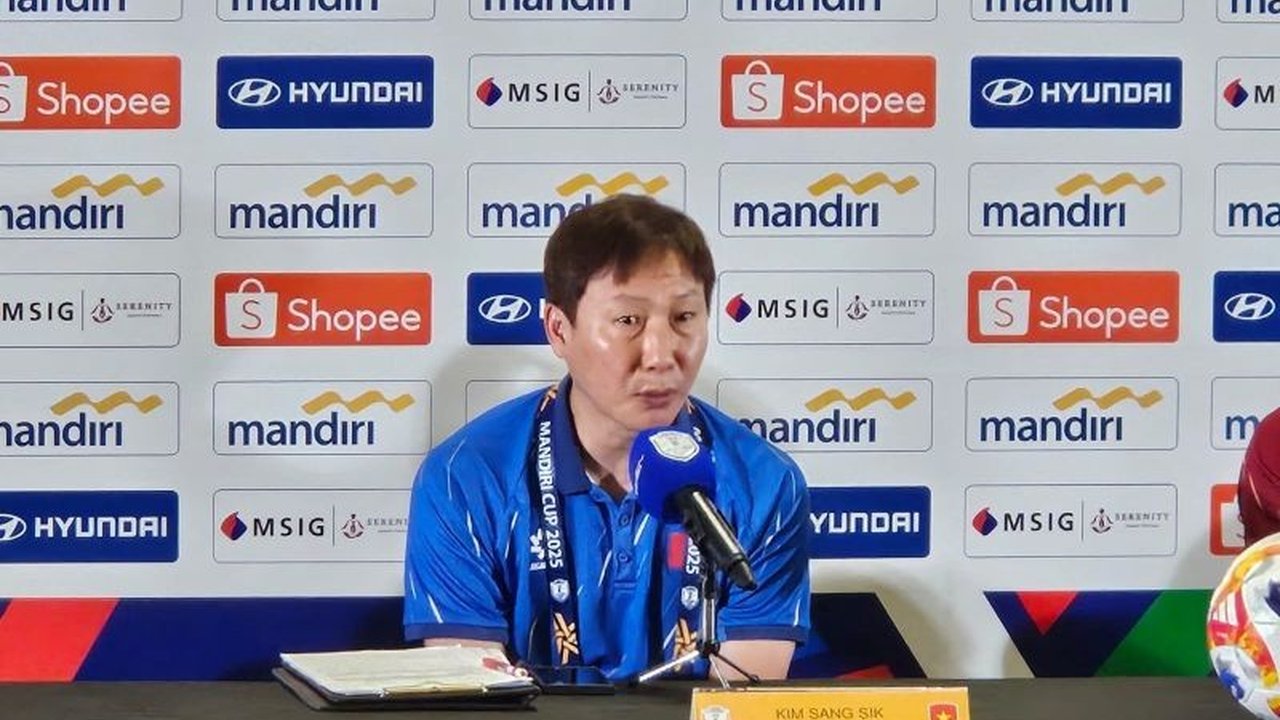 Pelatih Vietnam U-23, Kim Sang Sik, optimis timnya mampu menundukkan Indonesia di final Piala AFF U-23 2025, menyoroti kondisi fisik lawan yang terkuras usai semifinal.