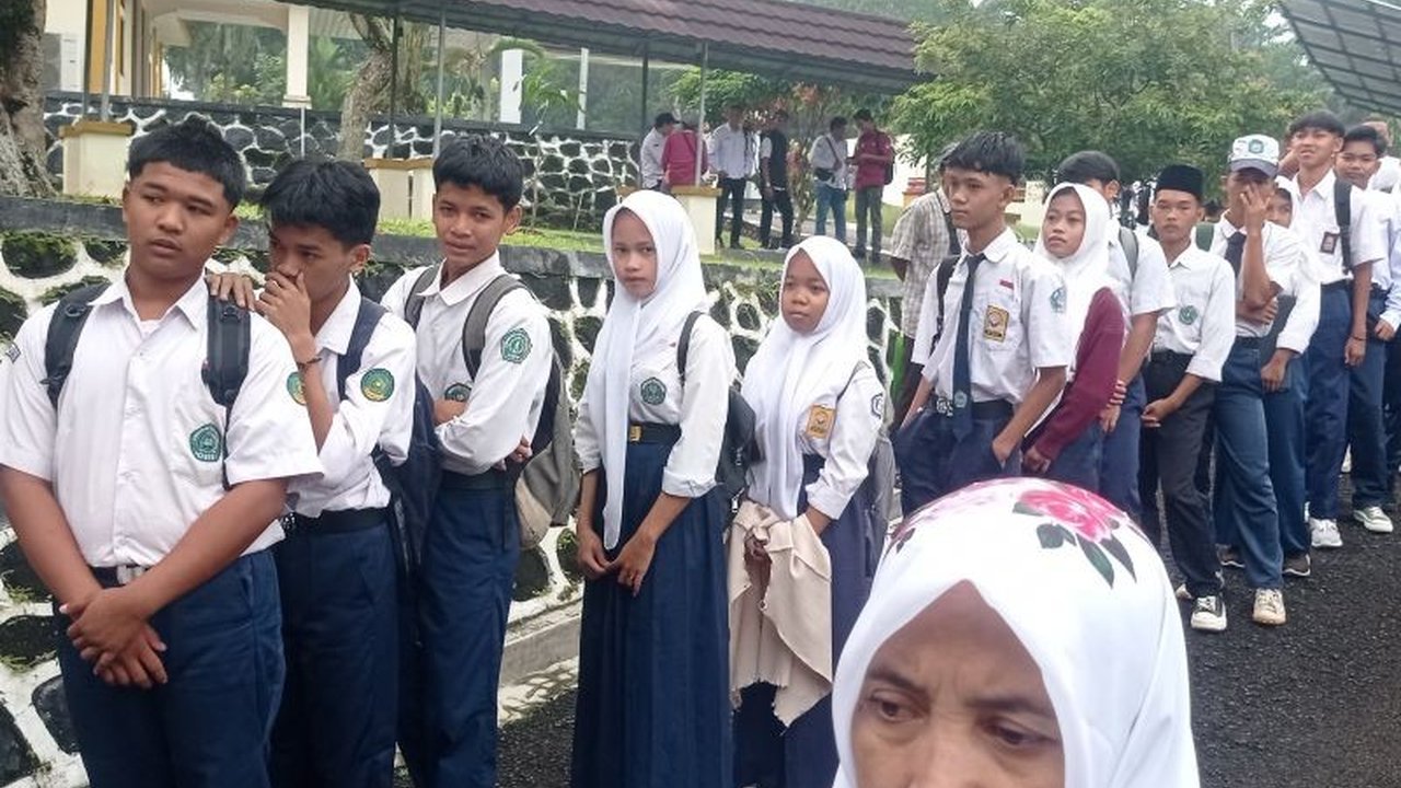 Program Sekolah Rakyat di Lebak, Banten, akan mulai beroperasi pada 30 Juli 2025. Inisiatif ini menyasar anak-anak dari keluarga miskin ekstrem, menawarkan pendidikan gratis berasrama.