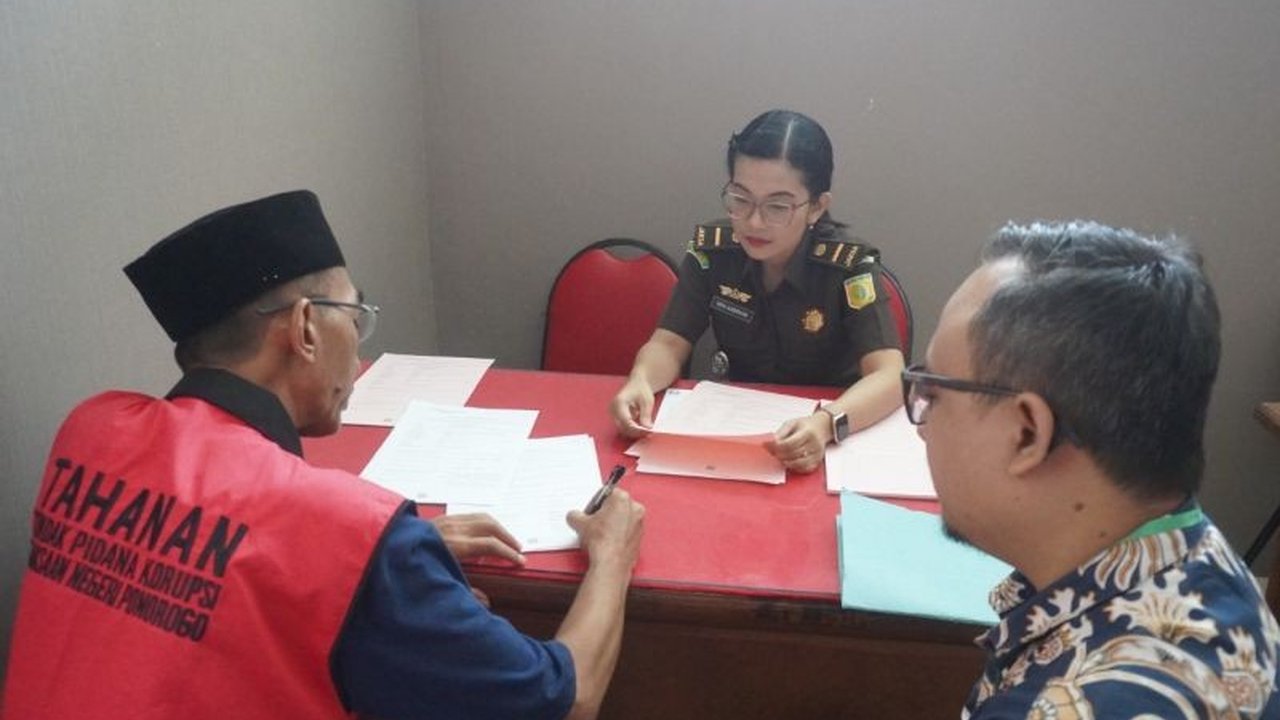 Kasus korupsi dana BOS senilai Rp25 miliar di SMK PGRI 2 Ponorogo memasuki babak baru. Berkas perkara tersangka telah dilimpahkan, siap disidangkan!