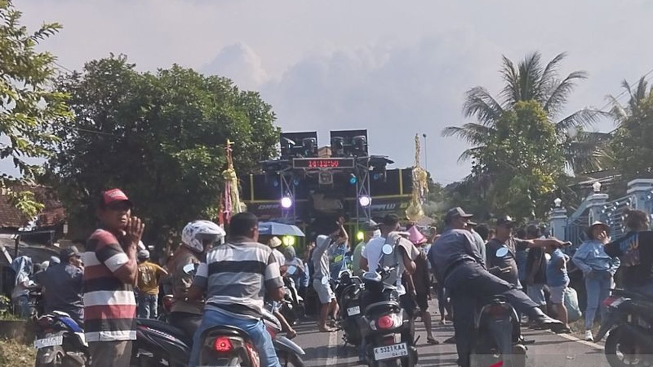 Komisi Nasional Keselamatan Transportasi (KNKT) menghadapi tantangan besar dalam menangani truk 'sound horeg' milik perorangan yang berpotensi sebabkan korsleting dan ketidakstabilan di jalan.
