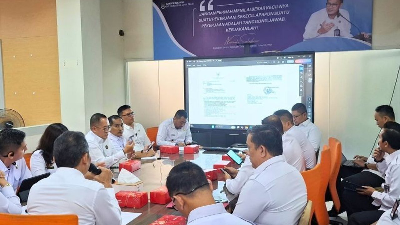 Kemenko Kumham Imipas tegaskan Pos Lintas Batas Negara (PLBN) adalah garda terdepan kedaulatan. Simak pentingnya penguatan PLBN untuk keamanan negara.
