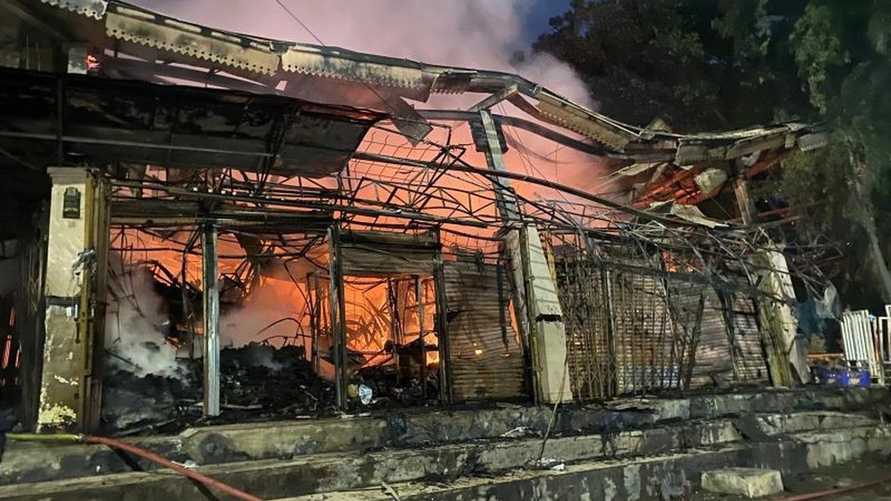 Insiden Kebakaran Pasar Taman Puring di Kebayoran Baru meluluhlantakkan ratusan kios. Apa penyebab dan bagaimana dampak awal tragedi ini?