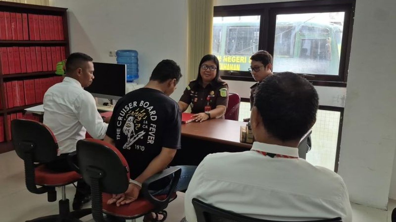 Polres SBT serahkan HS, tersangka pembunuhan siswi MTs, ke Kejaksaan. Kasus terungkap setelah penemuan jasad di sungai. Apa motif di balik kejahatan keji ini?