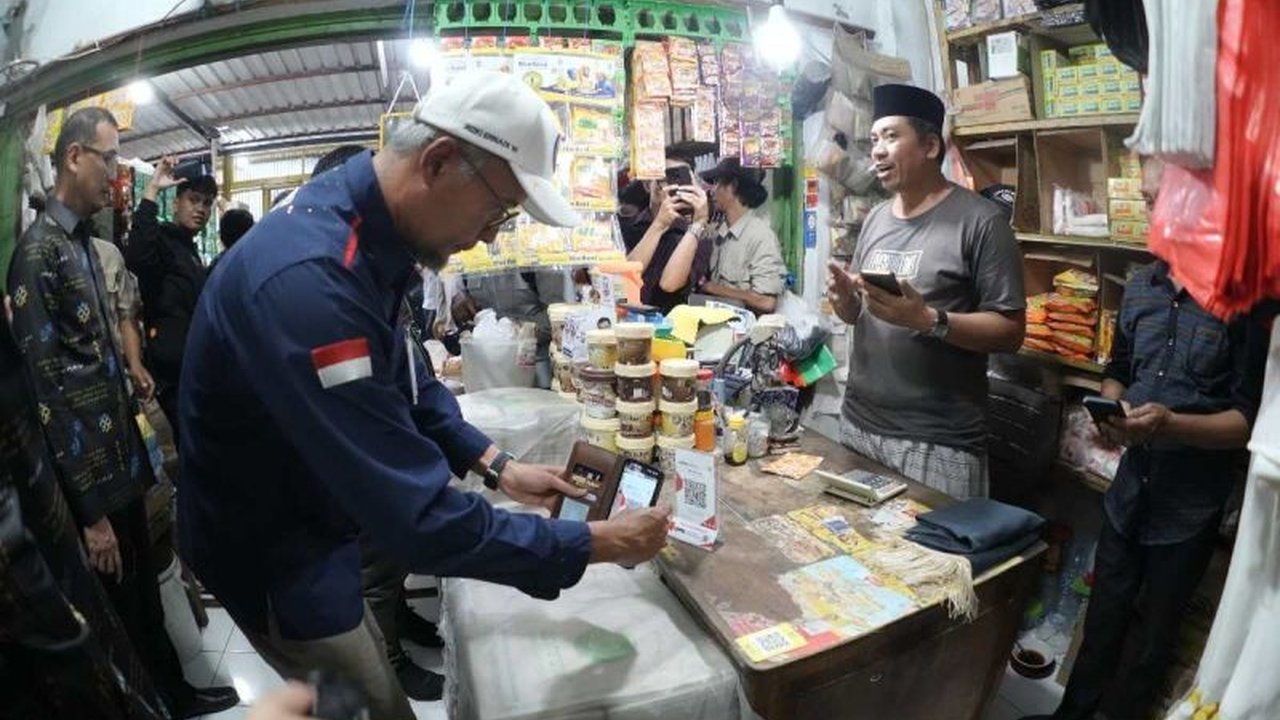 Pemerintah Kota Makassar resmi memberlakukan sistem pembayaran QRIS Makassar di seluruh BUMD, menjanjikan efisiensi, transparansi, dan akuntabilitas transaksi demi masyarakat melek digital.