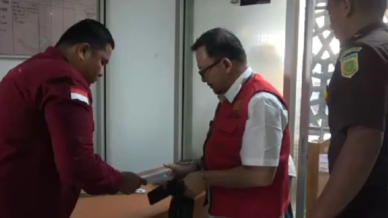 Kejari Lhokseumawe menahan dua tersangka dalam kasus korupsi rusunawa Politeknik Negeri Lhokseumawe senilai Rp 14 miliar. Siapa saja mereka?