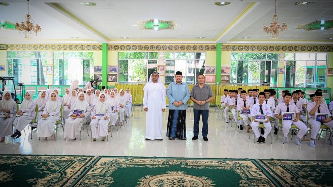 Tahukah Anda? HCHF Uni Emirat Arab Bagikan 100 Tablet Pintar di Dua Sekolah Jakarta