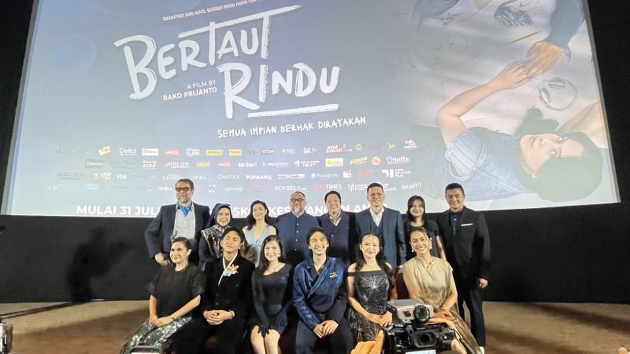 Film 'Bertaut Rindu' hadirkan romansa remaja Adhisty Zara dan Ari Irham dalam balutan pencarian jati diri yang relevan. Siapkah mereka menghadapi tuntutan orang tua?
