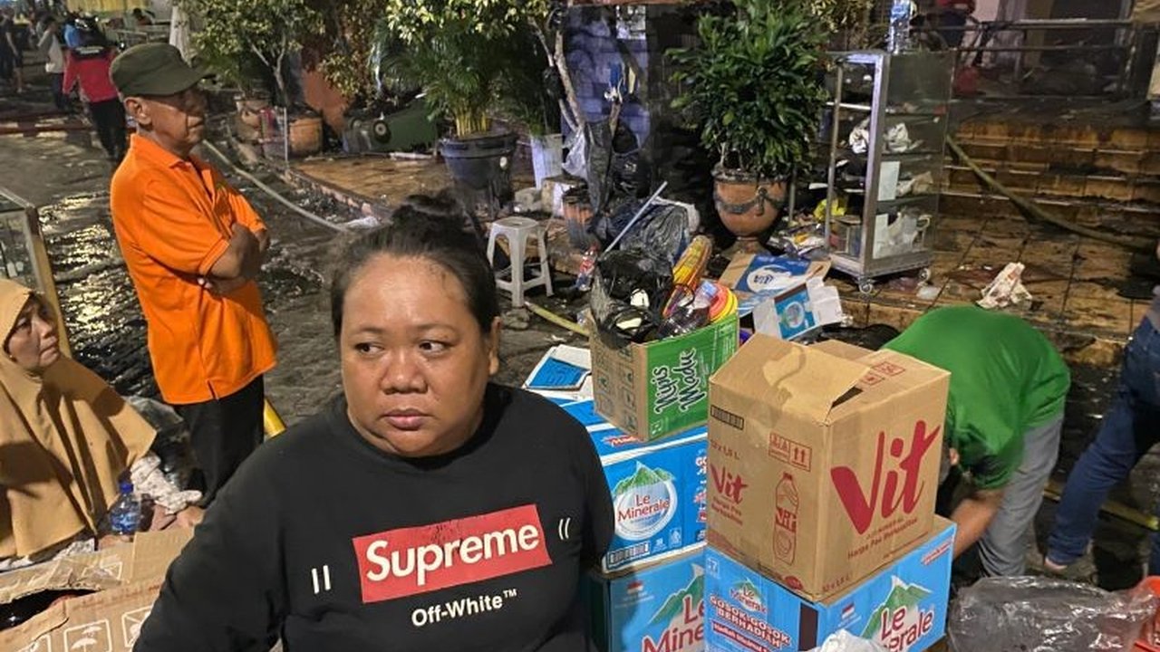 Kebakaran hebat kembali melanda Pasar Taman Puring di Kebayoran Baru, Jakarta Selatan, yang menurut pedagang merupakan insiden ketiga kalinya, menghanguskan ratusan kios.