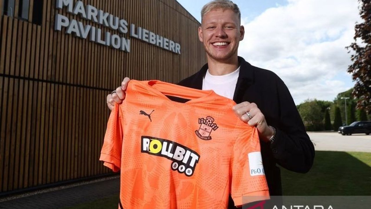 Newcastle United dilaporkan sedang dalam pembicaraan untuk meminjam Aaron Ramsdale dari Southampton, mencari kompetitor baru di bawah mistar gawang.