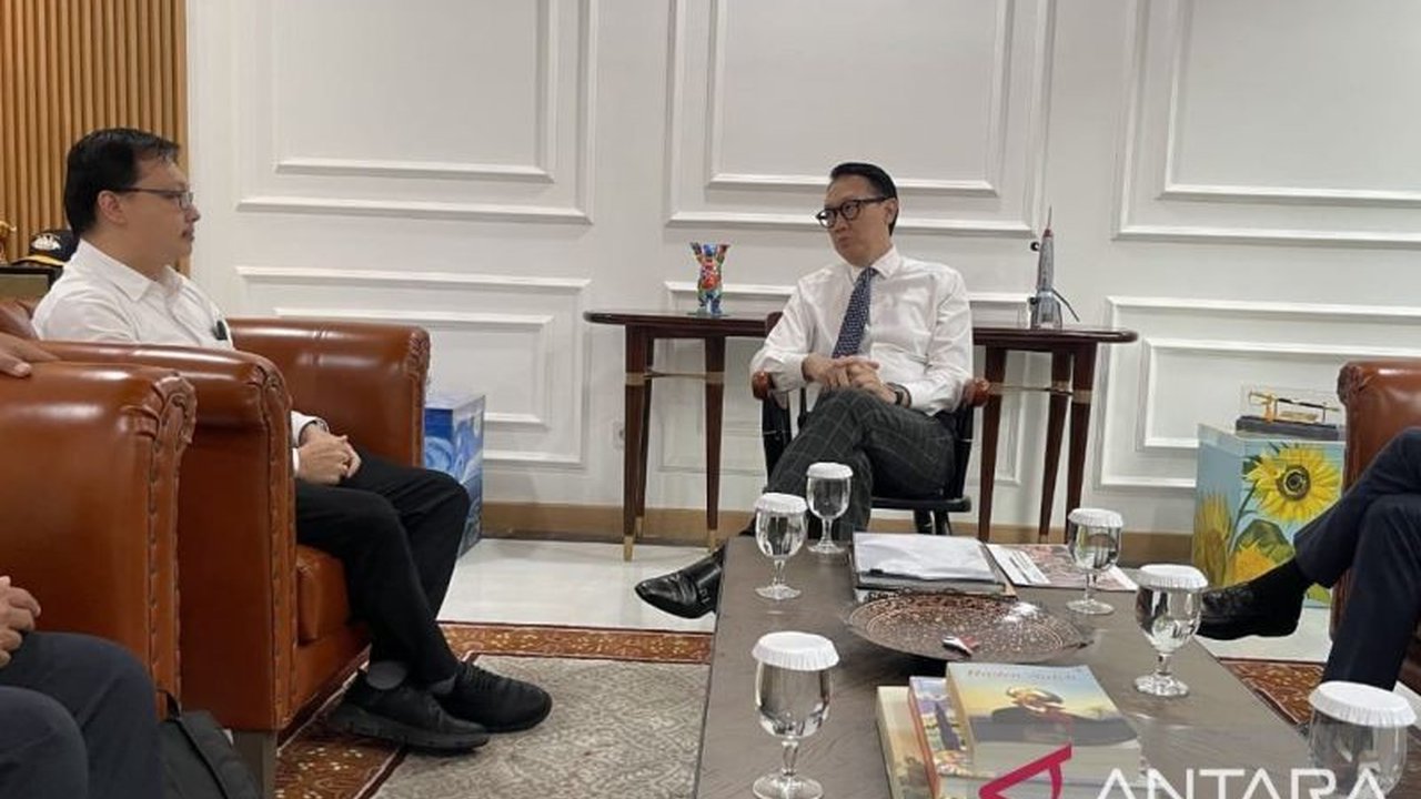 Kemenko PM dan Kemlu berkolaborasi untuk menciptakan ekosistem Tata Kelola Pekerja Migran Indonesia yang terintegrasi, menjanjikan proses kerja di luar negeri lebih mudah dan aman. Simak detailnya!