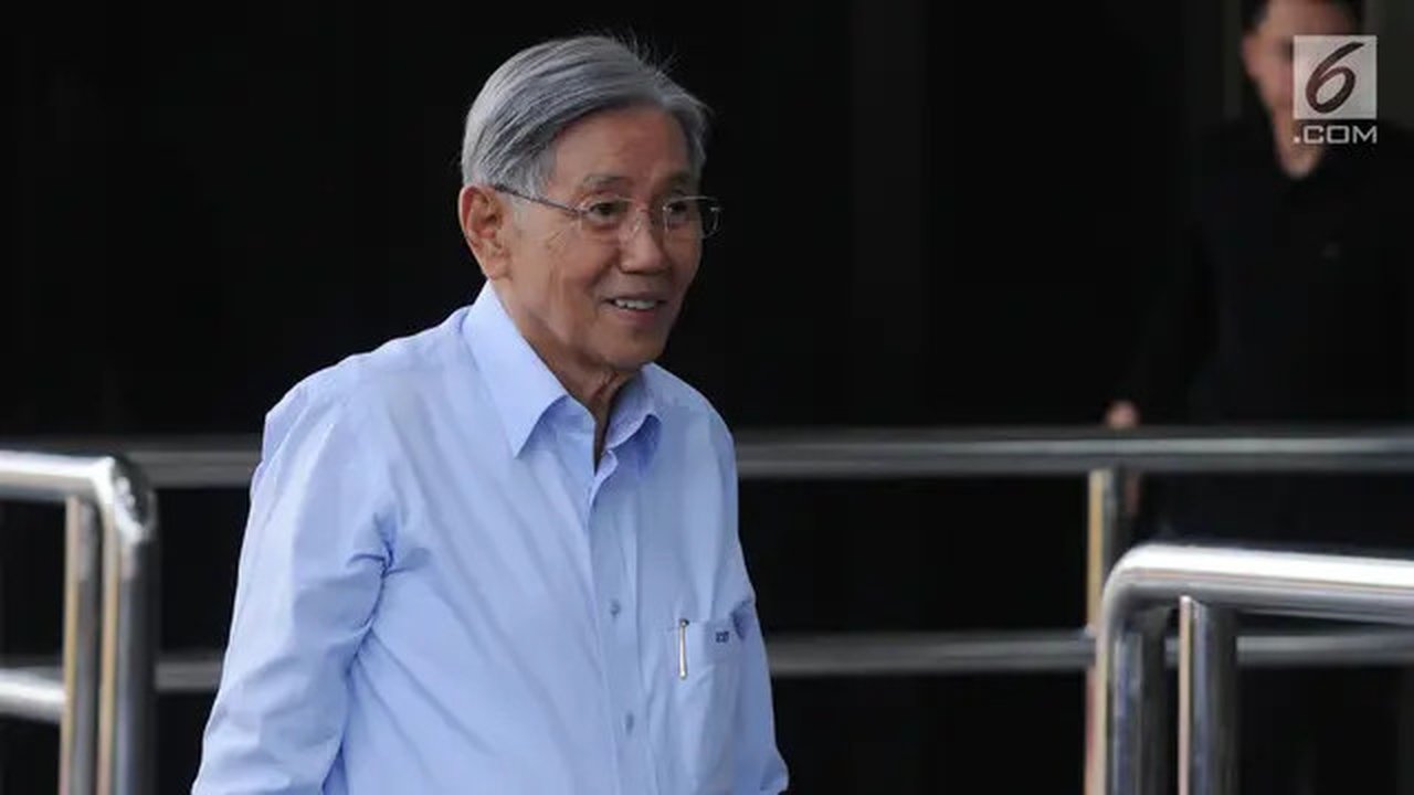 Menteri Koordinator Bidang Ekonomi, Keuangan dan Industri, Kwik Kian Gie tiba untuk memenuhi panggilan penyidik KPK di Jakarta, Kamis (11/7/2019). Kwik dipanggil sebagai saksi untuk kasus pen