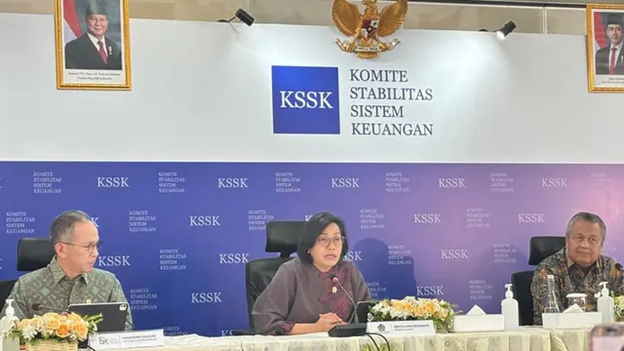 Menteri Keuangan (Menkeu) Sri Mulyani Indrawati dalam konferensi pers KSSK yang digelar di kantor Lembaga Penjamin Simpanan (LPS), Senin (28/7/2025). (Tira/Liputan6.com)