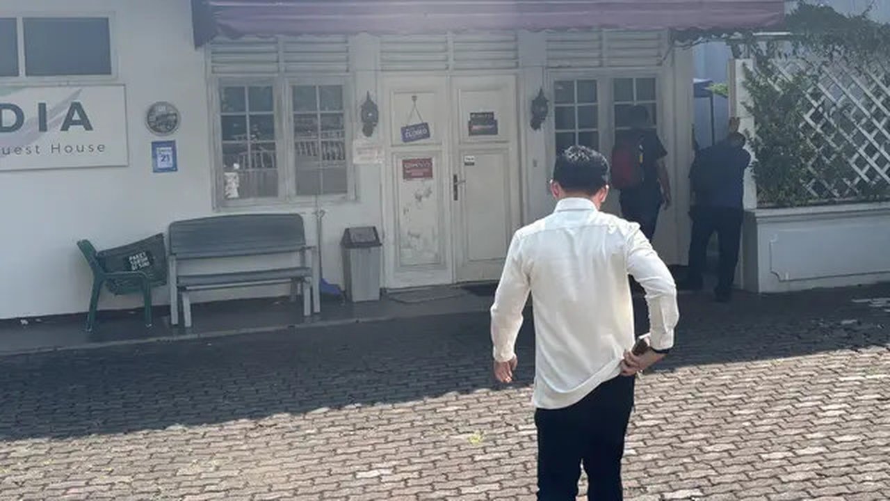 Kompolnas menyambangi tempat kos yang ditinggali diplomat muda Kemlu ADP (39) semasa hidup di Jalan Gondangdia Kecil, Menteng Jakarta Pusat pada Selasa (22/7/2025).(Liputan6.com/ Ady Anugraha