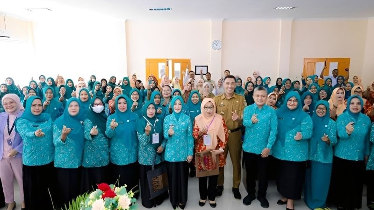Pemerintah Provinsi Sulawesi Tengah berupaya meningkatkan Pemberdayaan Ekonomi Perempuan melalui pelatihan keterampilan seni merias dan merangkai bunga. Simak bagaimana inisiatif ini membuka peluang baru!