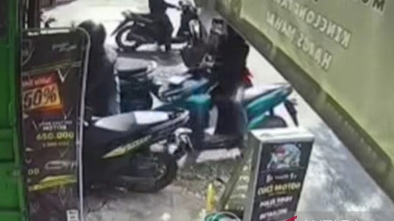 Aksi Pencurian Sepeda Motor Bersenjata Api kembali terjadi di Jakarta Barat, kali ini pelaku nekat menembakkan senjata api saat dikejar korban. Bagaimana kronologinya?
