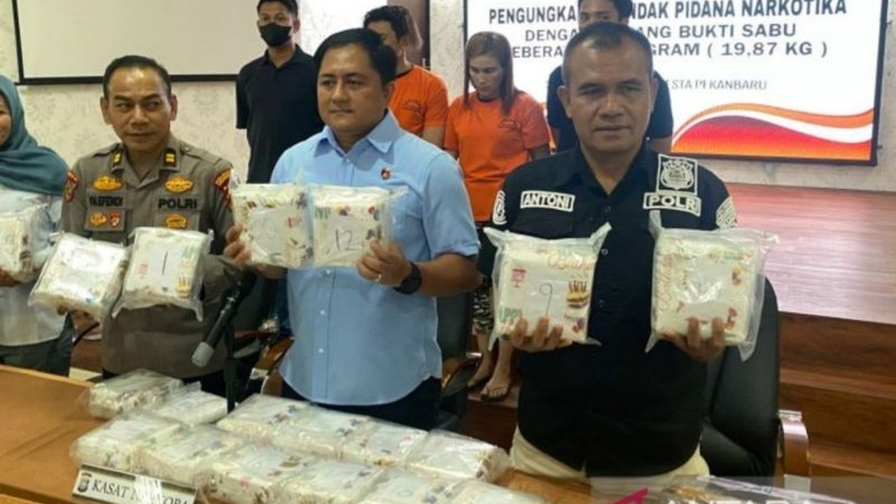 Polresta Pekanbaru berhasil melakukan penyitaan sabu Pekanbaru seberat 19,8 kg dari pasutri dengan modus unik, berkedok kado ulang tahun di parkiran mal.