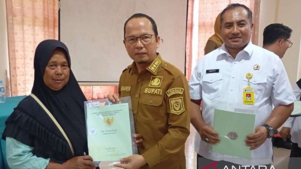 Sebanyak 166 warga Bangka Tengah telah menerima sertifikat tanah gratis melalui Program PTSL. Cari tahu bagaimana program ini memberikan kepastian hukum dan manfaat ekonomi bagi masyarakat.
