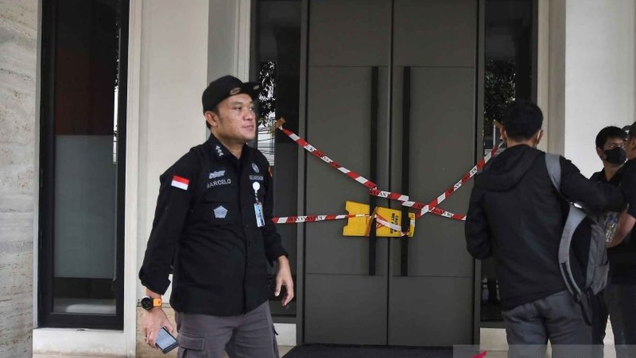 Pemerintah Indonesia resmi mencabut paspor Muhammad Riza Chalid, buronan kasus korupsi Pertamina. Langkah ini diambil setelah ia berulang kali mangkir dari panggilan kejaksaan.