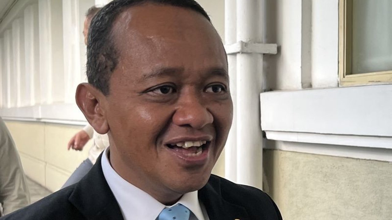 Pemerintah berencana membangun 17 Kilang Minyak Baru senilai Rp160 triliun guna menekan impor BBM. Langkah strategis ini diharapkan mampu memenuhi kebutuhan energi nasional.