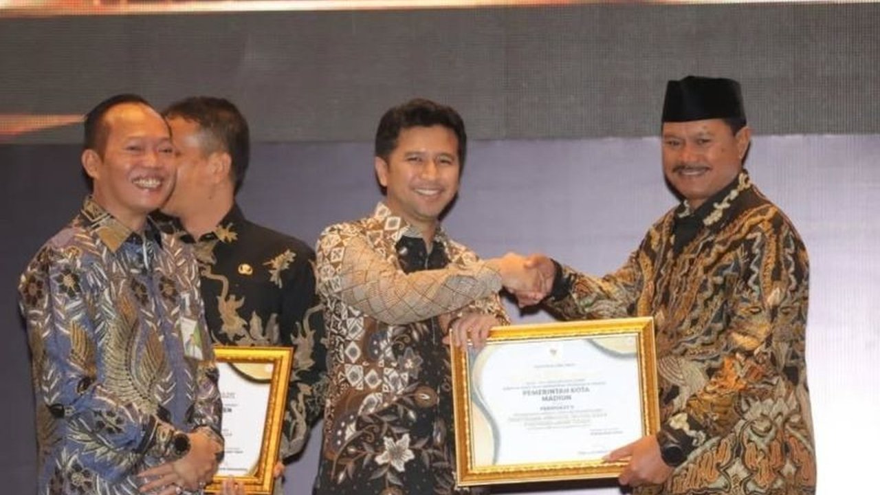 Pemkot Madiun berhasil meraih Paritrana Award Jatim 2024, menunjukkan dedikasi tinggi dalam perlindungan tenaga kerja. Penasaran bagaimana Madiun mewujudkannya?