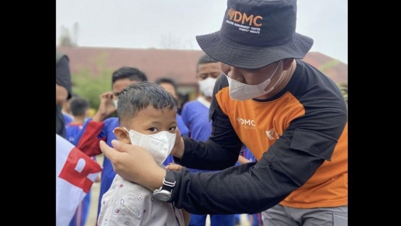 Tim DMC Dompet Dhuafa bergerak cepat membantu pemadaman Karhutla Riau di Rokan Hilir yang telah meluas sejak Maret hingga Juli 2025, sekaligus menyalurkan bantuan vital.