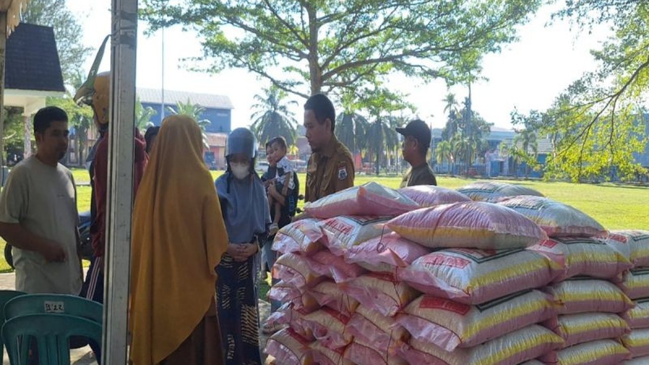 Pemerintah Provinsi Sulawesi Barat berhasil menjual habis empat ton beras dalam Gerakan Pangan Murah di Mamuju, efektif menekan harga dan membantu masyarakat.