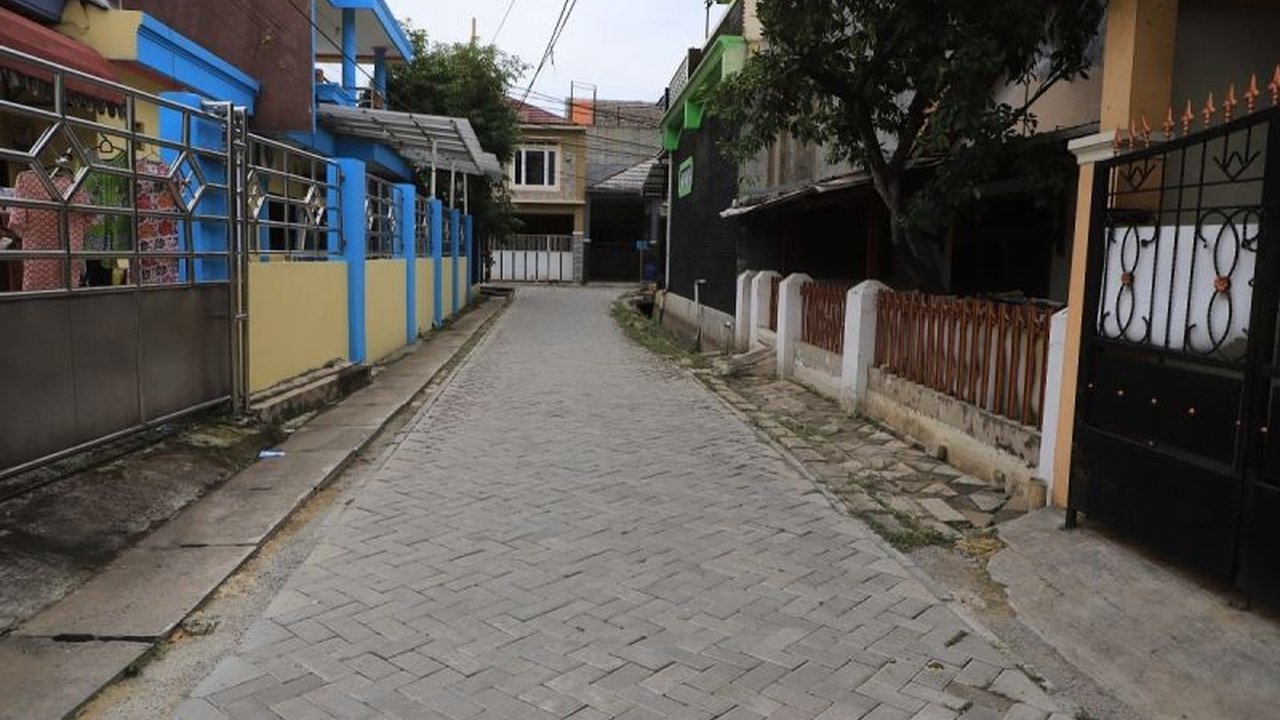 Dinas PUPR Kota Tangerang kebut perbaikan jalan lingkungan di 350 titik. Target tuntas awal September ini demi kelancaran akses warga. Bagaimana progresnya?