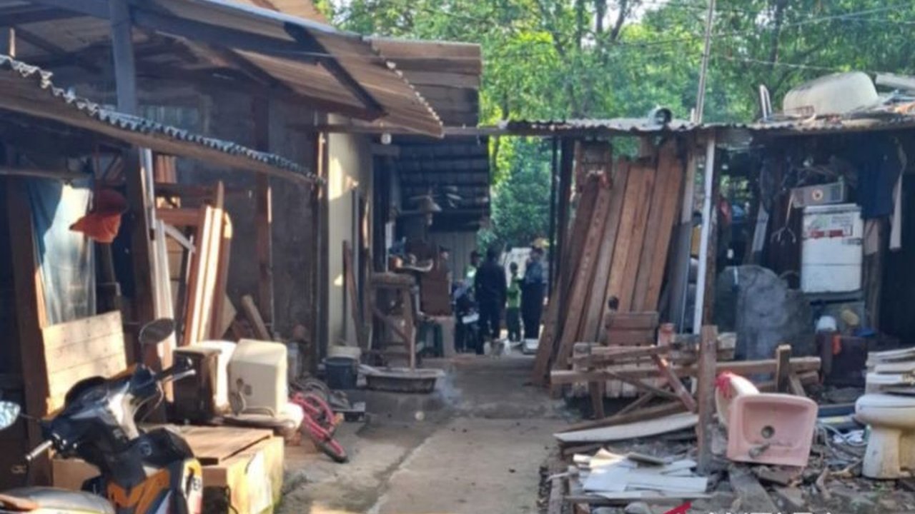 Warga Jakarta Timur resah dengan berulangnya aksi mesum di TPU Kebon Nanas. Insiden tak senonoh ini memicu pertanyaan serius tentang pengawasan area publik.