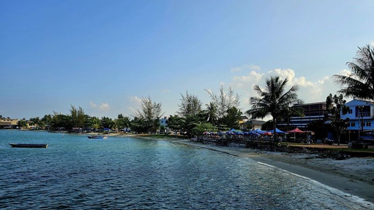 Pemerintah Kabupaten Natuna dan Kementerian PU berkolaborasi dalam penataan Pantai Piwang. Proyek ini bertujuan mendorong ekonomi lokal dan menjadikan Pantai Piwang destinasi unggulan.
