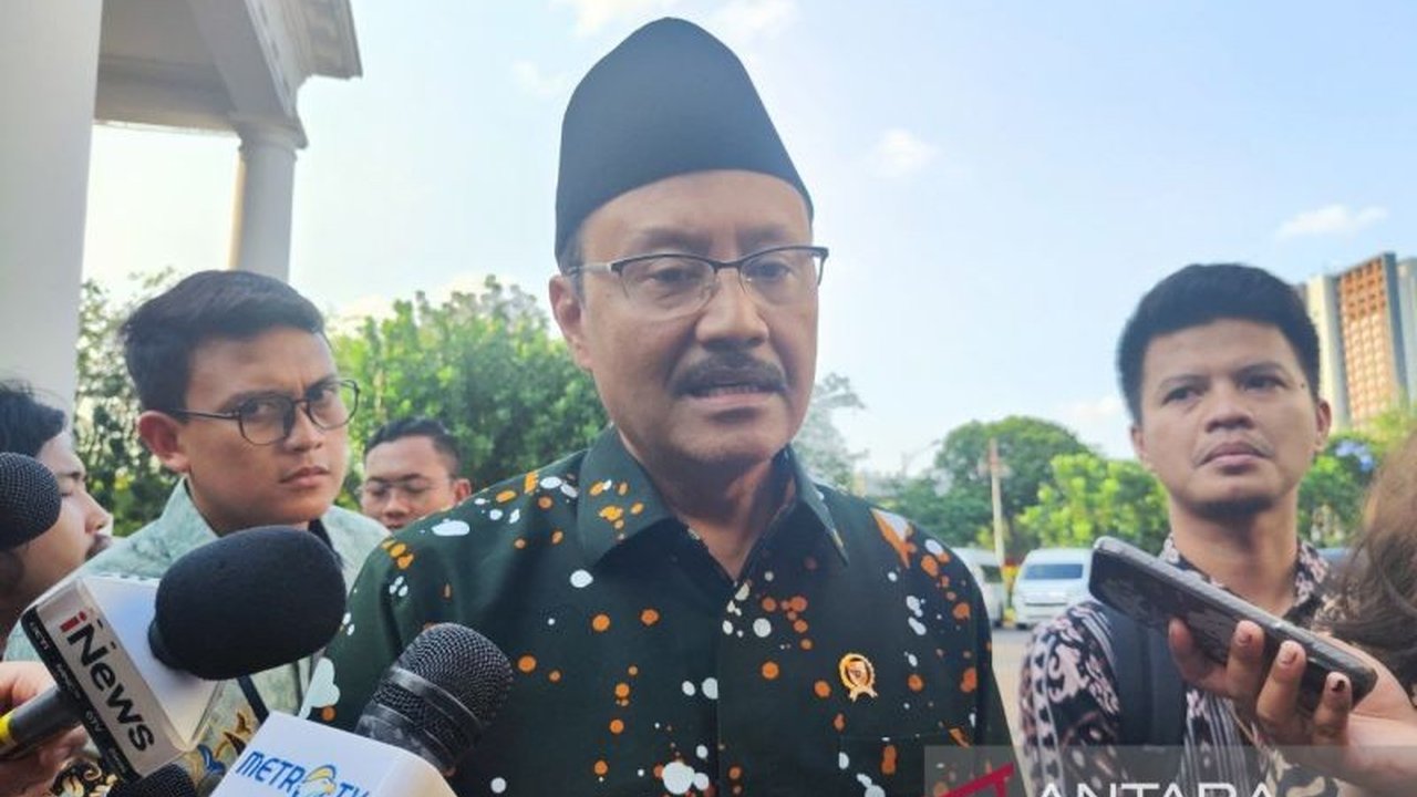 Menteri Sosial umumkan 50 ribu guru siap gantikan 140 Guru Sekolah Rakyat yang mengundurkan diri. Apa penyebabnya dan bagaimana kelanjutan program ini?