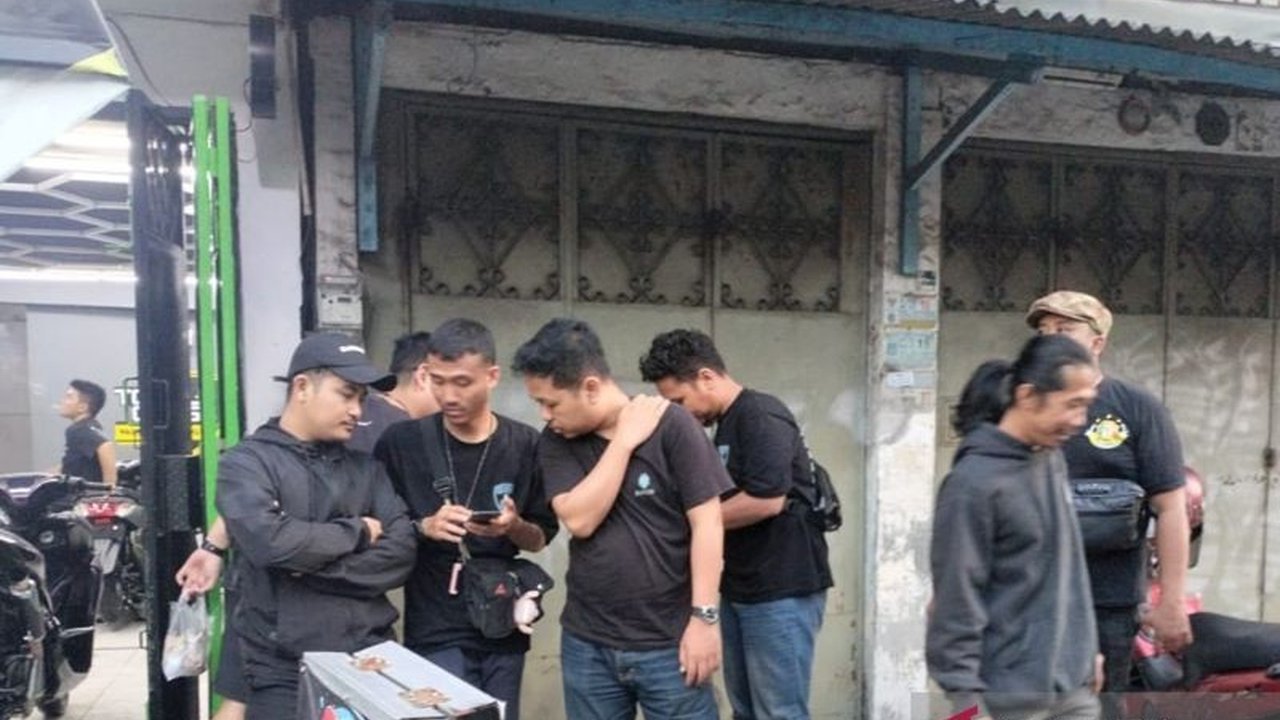 Kepolisian Jakarta Barat tengah mengusut kasus pencurian bersenjata api di Jelambar Jakbar. Pelaku sempat lepaskan tembakan, namun tak ada korban. Bagaimana modus operandinya?