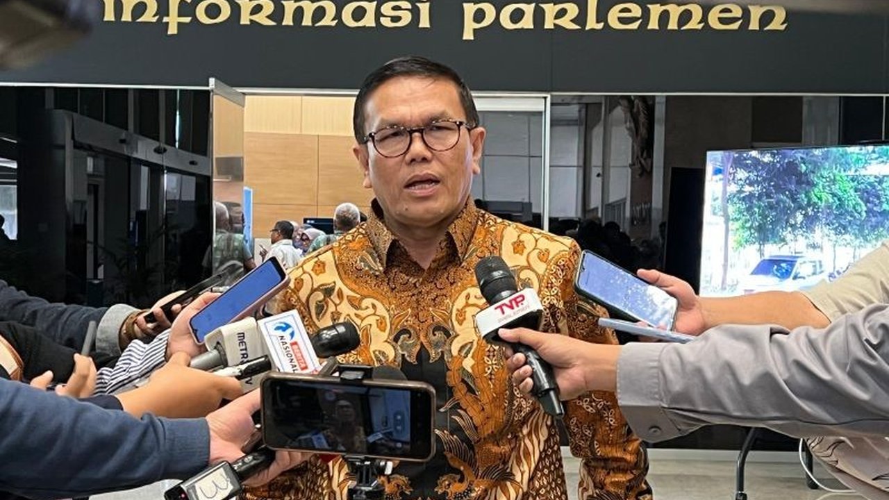 Anggota DPR RI mendesak penegakan hukum dan dialog terkait insiden perusakan rumah doa di Padang. Ini penting demi menjaga kebhinekaan dan hak beragama.