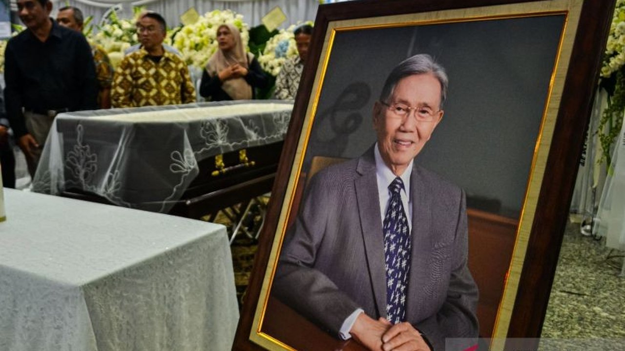 Kepergian Kwik Kian Gie, ekonom dan mantan Menko Ekuin, meninggalkan duka mendalam. Ia dikenang sebagai mentor aktivis yang berintegritas dan tak gentar menyuarakan kebenaran.