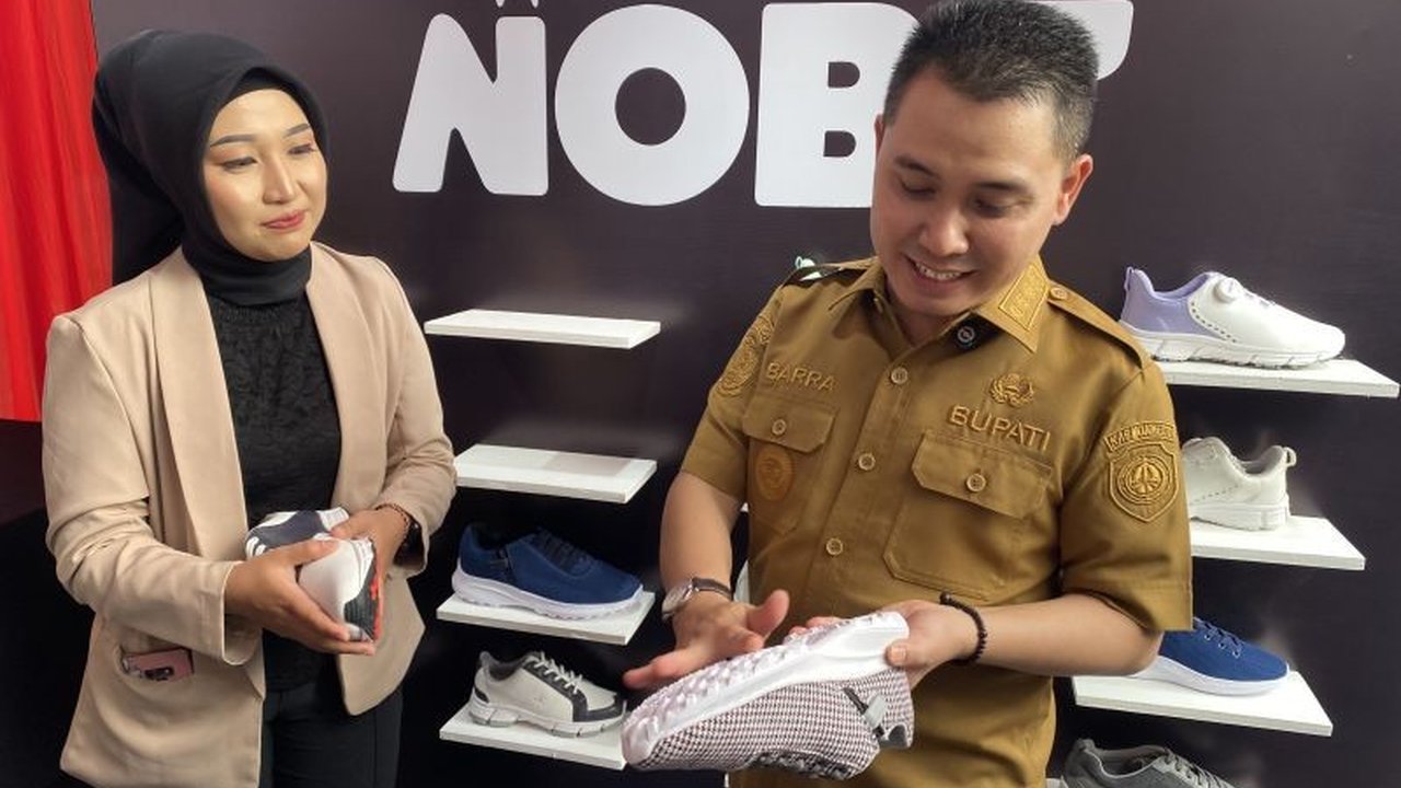 PT Pertamina (Persero) berhasil mendorong produk sepatu lokal asal Mojokerto menembus pasar Korea Selatan. Ini adalah langkah besar bagi sepatu lokal ekspor Indonesia!