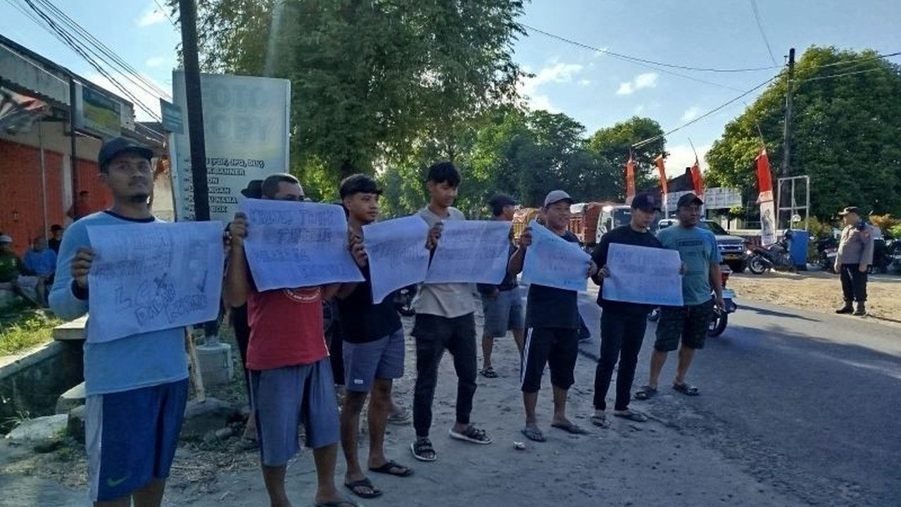 Puluhan warga Jenangan Ponorogo menggelar unjuk rasa menuntut penertiban truk ODOL yang meresahkan. Aksi ini dipicu kerusakan jalan dan kekhawatiran keselamatan pengguna jalan, terutama pelajar.