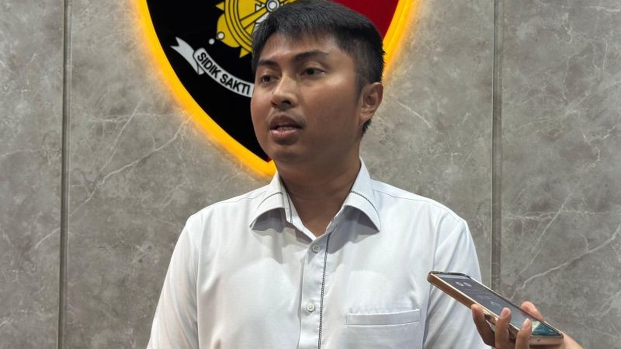 Dua warga Kediri meninggal dunia dan satu kritis diduga akibat Miras Oplosan. Polisi selidiki kasus ini, mengungkap bahaya tersembunyi di balik minuman mematikan.