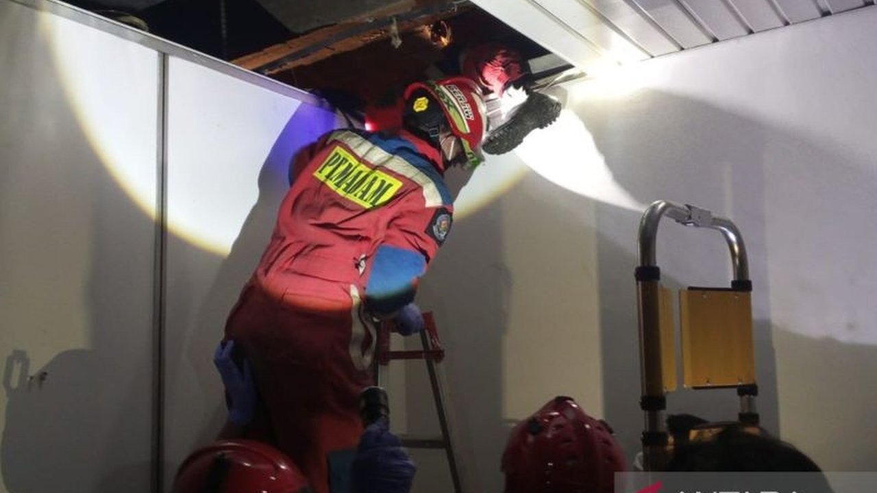 Sebuah penemuan mengejutkan terjadi di Pulogadung, Jakarta Timur, saat Gulkarmat mengevakuasi mayat di plafon pabrik obat, memicu penyelidikan intensif.