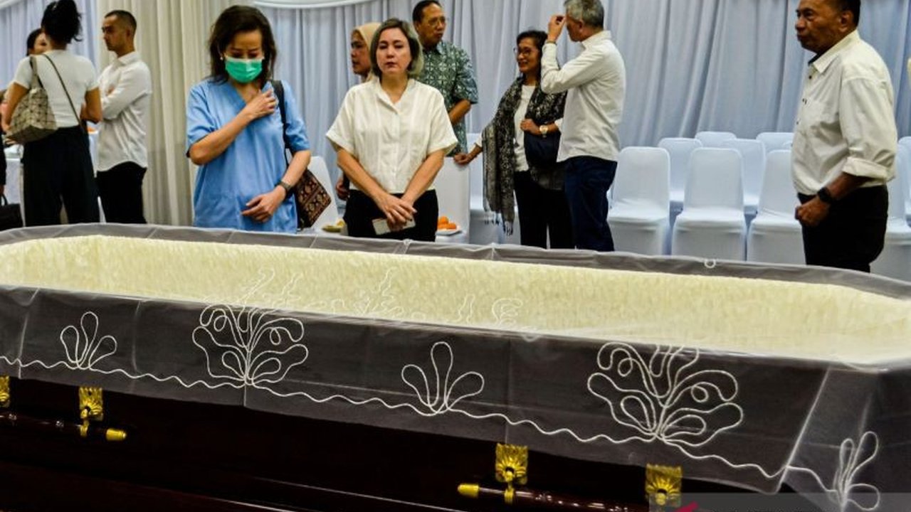 Menteri Keuangan Sri Mulyani Indrawati mengenang sosok Kwik Kian Gie, ekonom senior yang gigih memperjuangkan kedaulatan ekonomi Indonesia. Simak kiprahnya!