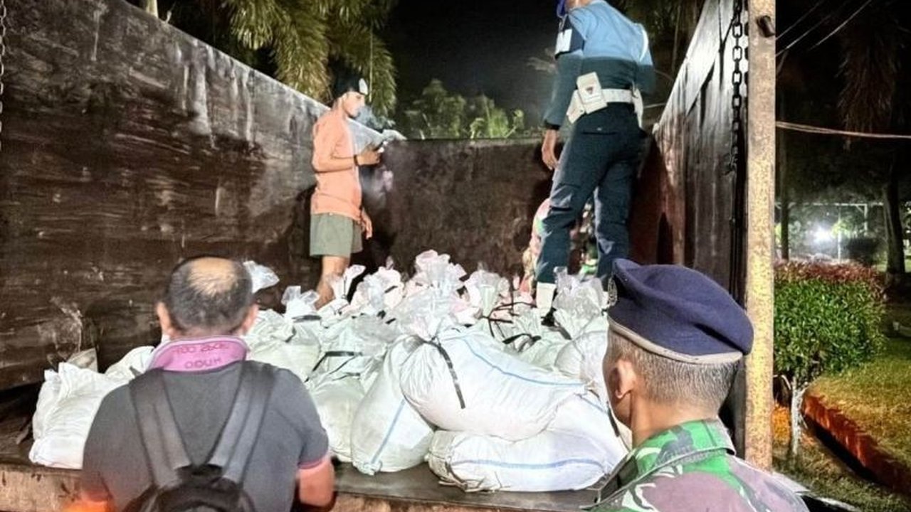 Pangkalan TNI AL Babel berhasil menggagalkan upaya penyelundupan timah ilegal seberat lima ton yang diduga akan dikirim ke Malaysia. Simak detail penangkapan dramatis ini!