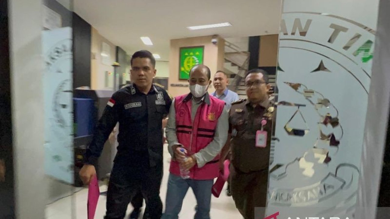 Kejaksaan Tinggi Jambi kembali menahan tersangka baru, AR, Komisaris PT PAL, dalam pengembangan kasus Korupsi BNI Jambi senilai Rp105 miliar. Siapa saja yang terlibat?