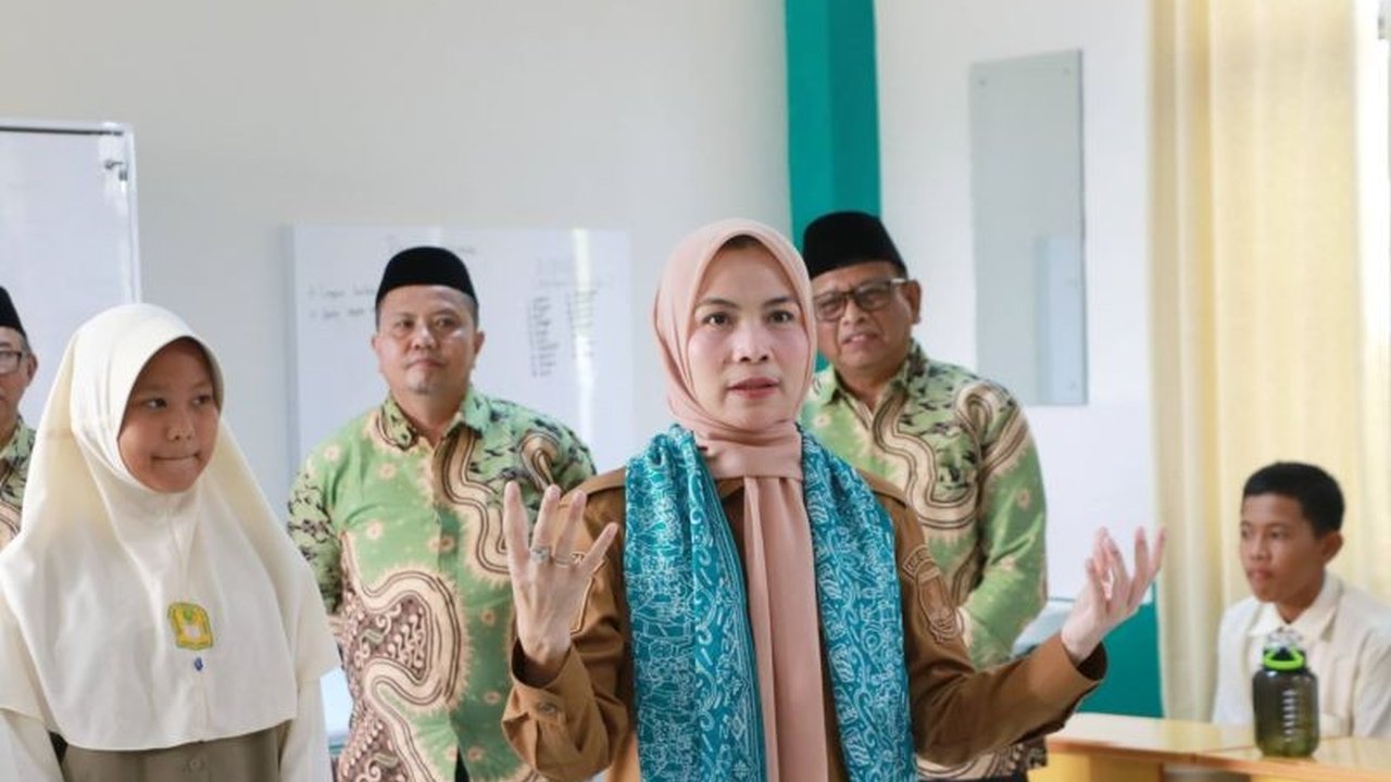 Bupati Serang Ratu Tatu Chasanah menegaskan peran penting sekolah swasta atasi daya tampung sekolah negeri yang terbatas. Ribuan siswa tak tertampung, bagaimana solusinya?