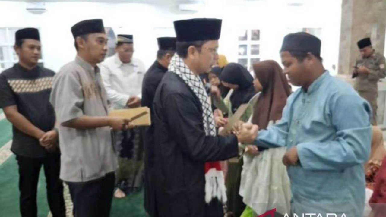 Pemerintah Kabupaten Bangka Tengah secara konsisten menyalurkan Bantuan Sosial Bangka Tengah bagi lansia dan anak yatim. Simak bagaimana program ini terintegrasi dengan kegiatan keagamaan!