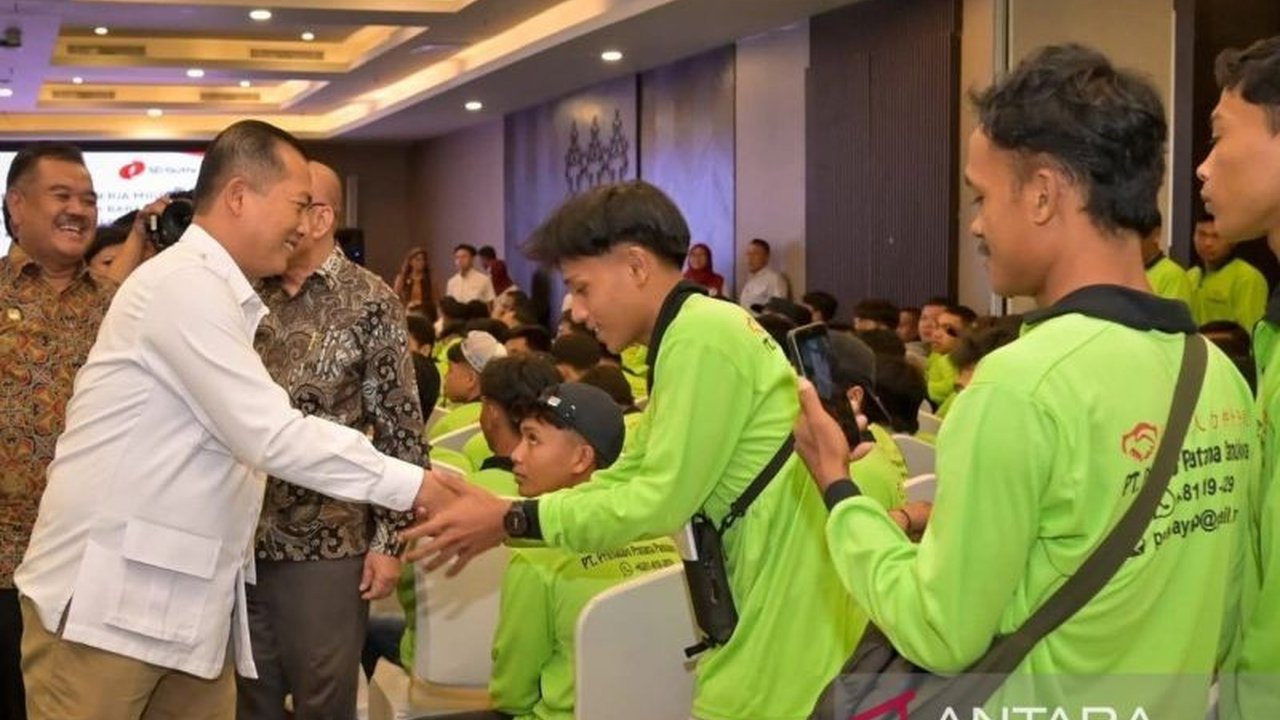 Ratusan Pekerja Migran Indonesia (PMI) asal NTB kini bisa bekerja di Malaysia tanpa biaya, sebuah terobosan untuk kesejahteraan. Simak detail program PMI Tanpa Biaya ini!