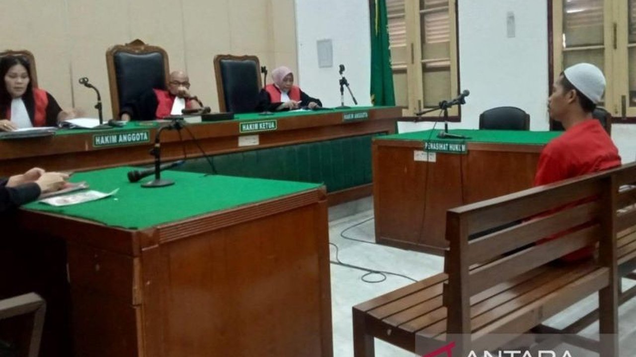 Seorang pria di Medan divonis 18 bulan penjara karena kasus pencurian sandal mewah Hermes. Simak bagaimana kasus pencurian sandal ini berujung pada hukuman berat.